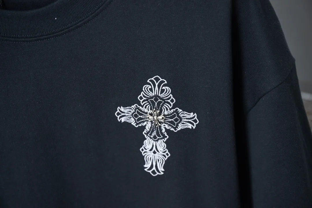 🅿️200 Ch*ome Hearte 25SS early spring new style, Croix heart patch hardware short sleeves, light luxury, essential item for daily commuting for men and women, correct version, welcome to compare, detailed features · 320g 100% pure cotton double yarn jersey fabric · Custom dyed in the same vat, special thickened 32 count double-ply 1X1 thread · Patched embroidered Chloë heart pattern ➕ tatami embroidered letter logo. Artificial hand-stitched Croxin hardware · Double-needle cross-stitching process · Original main mark, washed tag, branded moisture-proof paper packaging Color: Black/White Size: S/M/L/XL